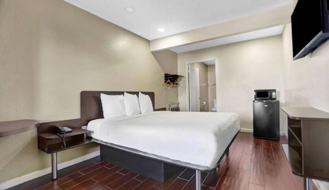 1 King Bed|Non-Smoking