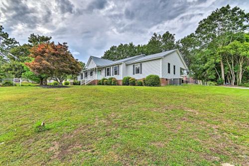 1 Mi to Cape Fear River: Pet-Friendly Retreat