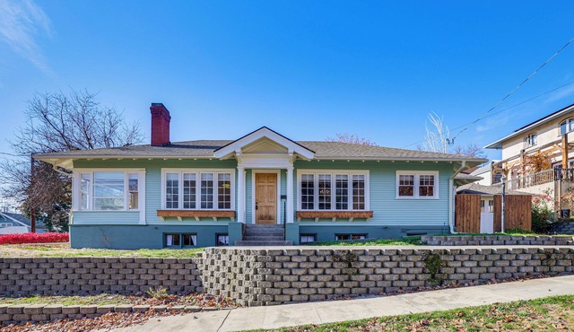 1 Mi to Pendleton Round-Up: Historic 'Elnor' Home