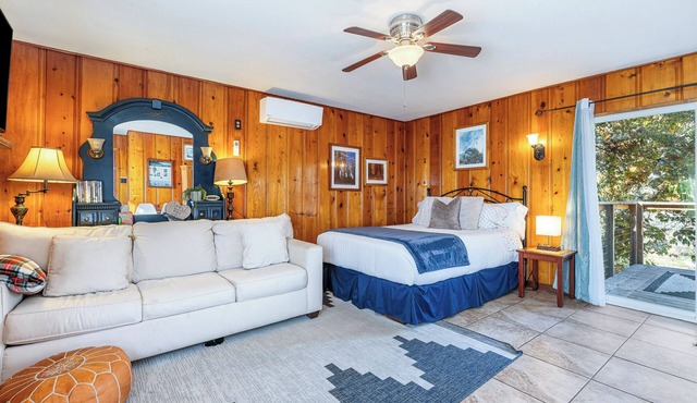 1 Min from Sequoia National Park Cabin for 2 with additional sleeper sofa