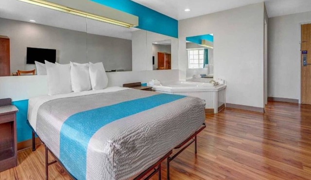 1 Queen Bed | ADA/RI Shower/Non-Smoking
