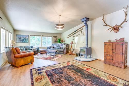 11 Acres of Adventure! Woodsy Mead Stay w/Trails