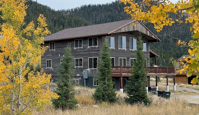 12 miles to Yellowstone, game area, hot tub, 8 Bedroom-6 bathroom, sleeps 22.