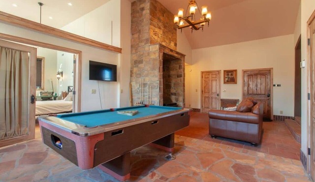 14 Guests, 5BR/2BA, Game room & Spacious Living