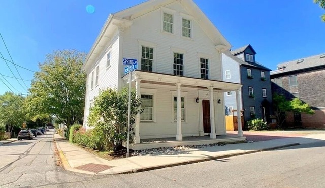 2 Bedroom/2 Bath In the Heart of Newport- Deck + Back Yard + Off-Street Parking!