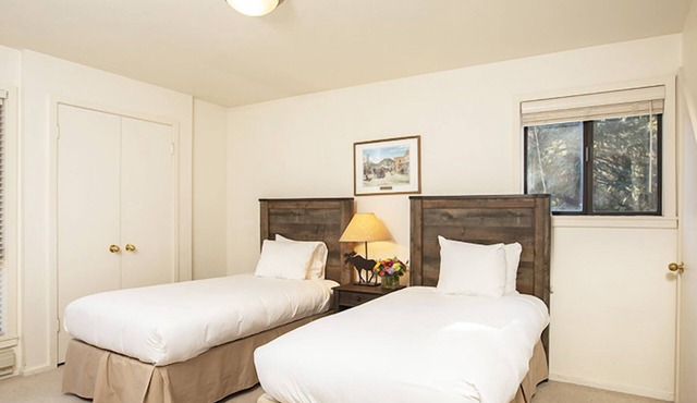 2 Bedroom Atelier Condo w/Mountain Views, Quick Access to Village Shops & Pool