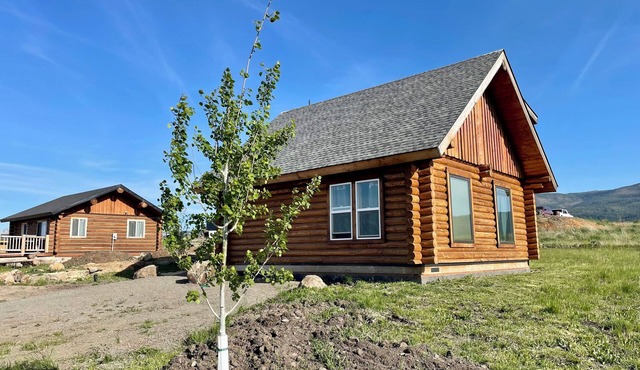 2 bedroom cabin sleeps 4, less than a mile from Grangeville