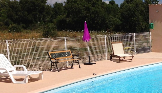2-bedroom chalet 5 minutes from the beach, shared swimming pool