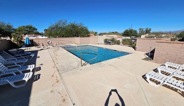 2-bedroom condo in peaceful Green Valley with AC, Pool and Hot Tub. Parking