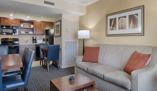2 Bedroom Condo, Sleeps 6, Kitchen, in Downtown Newport, Long Wharf Resort!