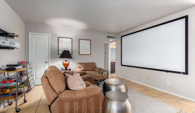 2 bedroom cottage - 5 minutes from the airport