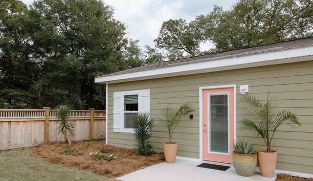 2 bedroom guesthouse with private fenced in yard!