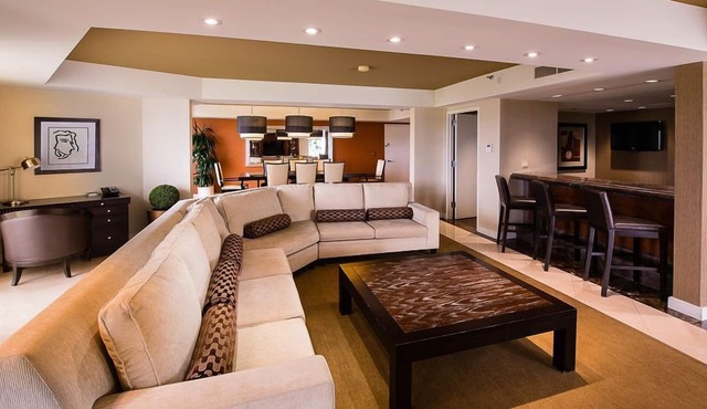 2 Connecting Suites at a 4⭐️ Hotel