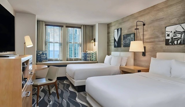 2 Elegant Rooms w/Oversize Desk & Coffee Maker – 1 Mile to Convention Center