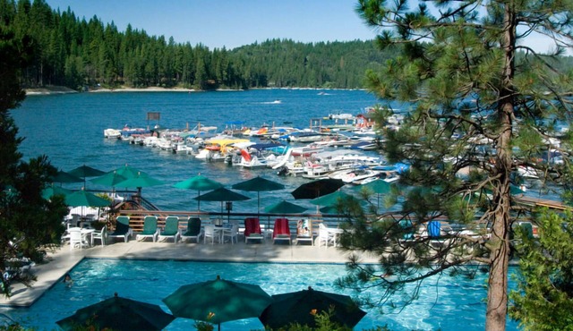 2 Lakeview Units Near Yosemite! Pool, Pet Friendly