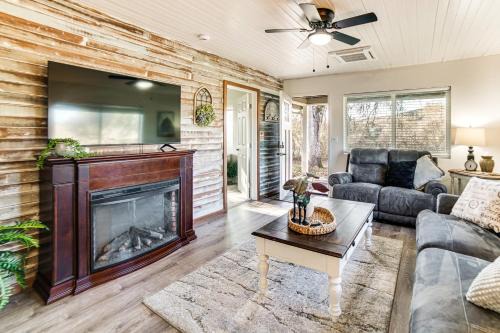 2 Mi to Clear Lake: Pet-Friendly Lakeport Retreat!