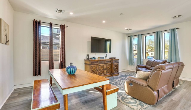 2 Mi to Dtwn Shops & Eats! Phoenix Apartment