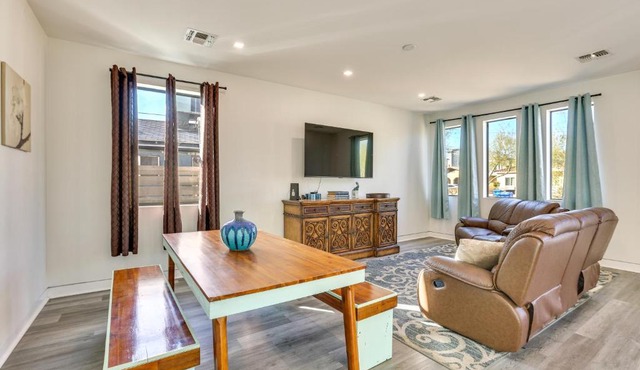 2 Mi to Dtwn Shops & Eats! Phoenix Apartment