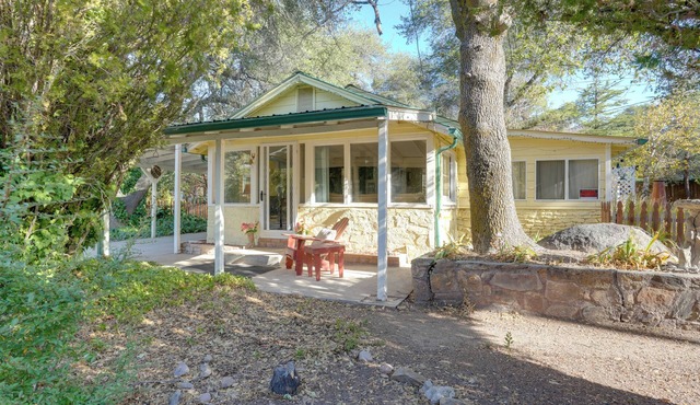 2 Mi to Mtn Biking Trails: Cozy Cottage w/Sunroom