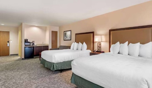 2 Pet-Friendly 2Floor Suite w/Free Breakfast | 6-Mins to Eagle Pool & Ice Rink