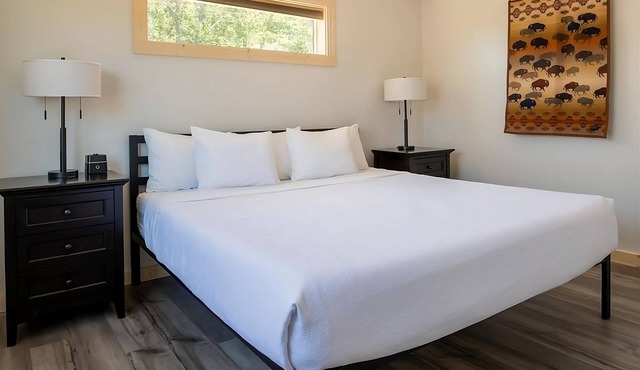 2 Relaxing Cabins with Kitchens! Outdoor Pool, Pet-friendly and Free Breakfast!