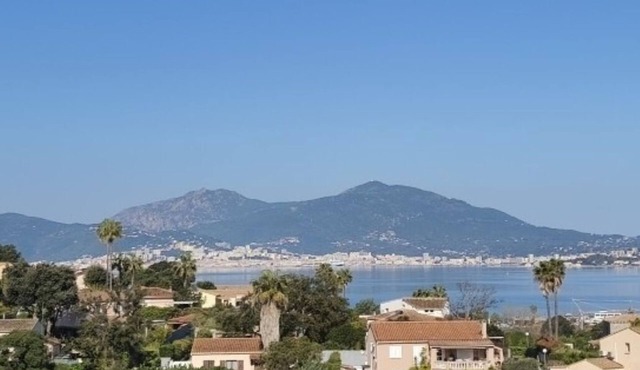 2-room apartment in residence with swimming pool overlooking Ajaccio bay