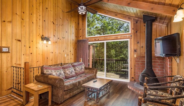 2 Rooms in Woodland Retreat w/Breakfast (Select Stays), Near Bass Lake & Trail