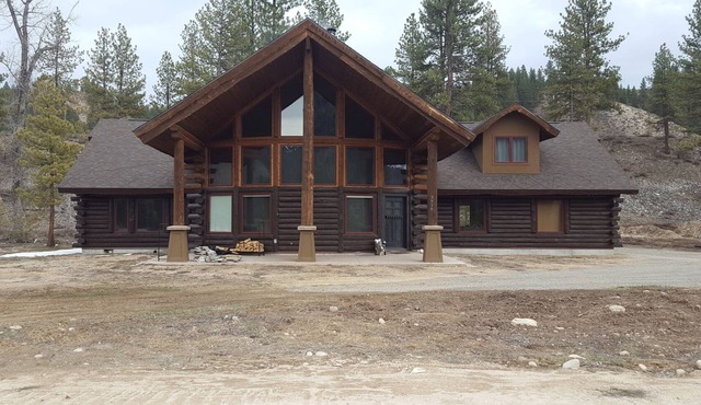 2 Sisters Getaway, Cozy Cabin - Close to Riding Trails, Lakes, & Hot Springs