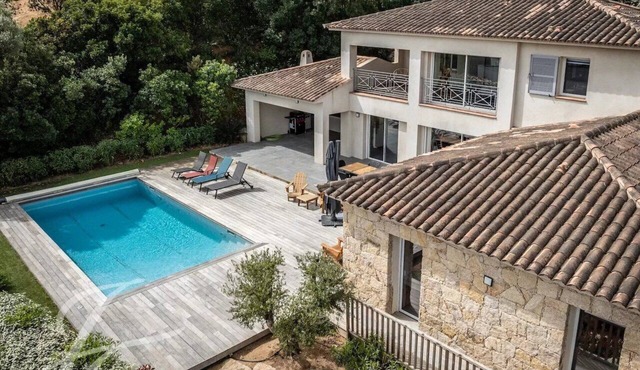 200-square-meter villa with ocean views, air-conditioned, sleeps 8. Fully renovated.