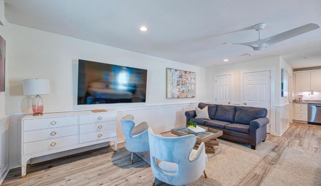 201 King Pet Friendly, 2nd Floor Barefoot