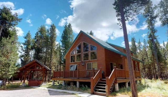 22 MI to YNP | Hot Tub | Huckleberry Inn