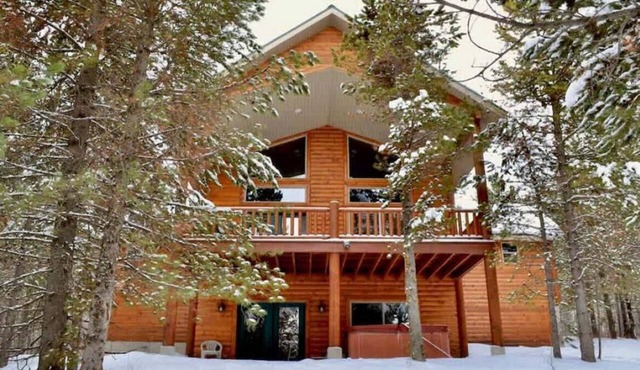 22 MI to YNP | Hot Tub | Huckleberry Retreat