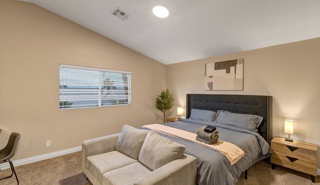 24hr Host - New Renovated 4 bedroom home!