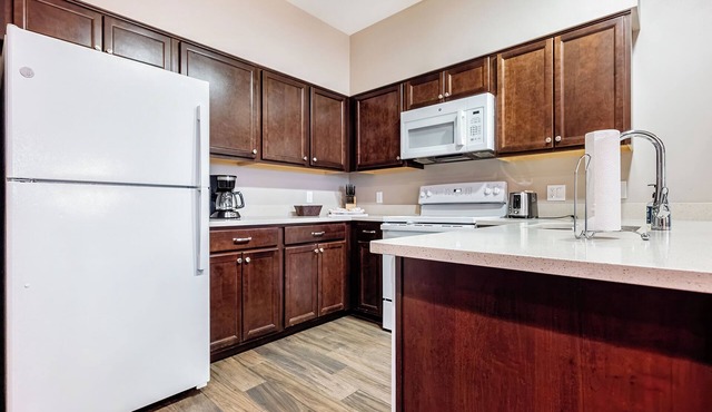 2BR in Resort near West Entrance, Pool, Hot Tub