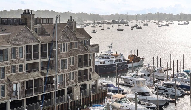 2br Unit -Sailing in Newport Harbor!
