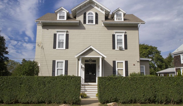 2nd Flr 2-Bedroom Unit in historic estate on Coggeshall Ave near Newport Mansion