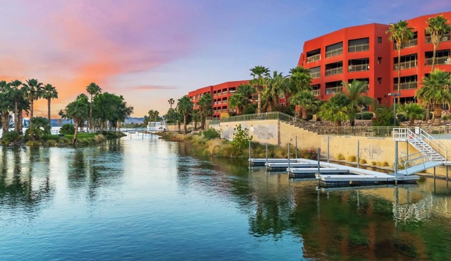 3 BDR Riverfront Resort w/pool, spa, dock & launch!