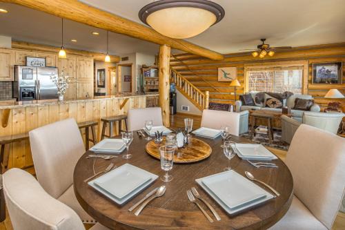 3-bedroom, 4-bathroom Hebgen Lakeshore Retreat 16 minutes from Yellowstone