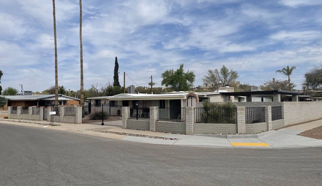 3-bedroom building in enjoyable Tucson with AC, WiFi
