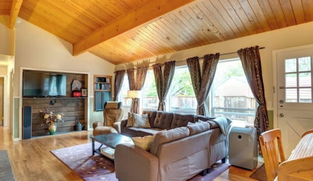 3 Bedroom Home in beautiful Vancouver, WA. Driveway park with E-Car Charger.