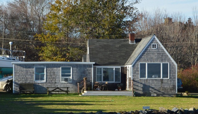 3-bedroom waterfront house with use of marina facilities in charming Jamestown!