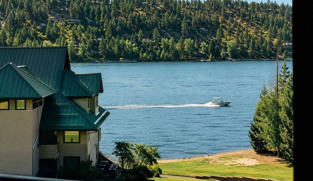 3 BR Penthouse with Lake Views Near Gozzer