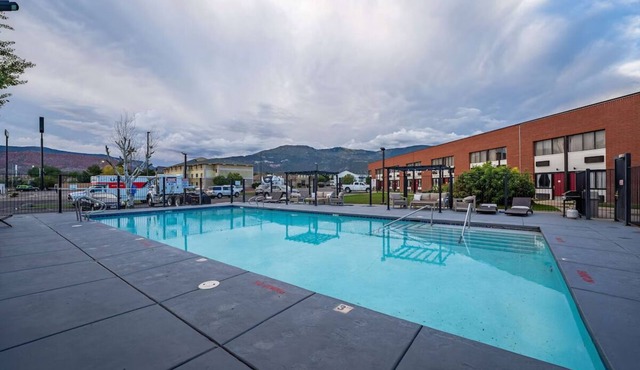 3 Comfortable & Clean Units Near Bryce Canyon Country! Free Breakfast, Pool!