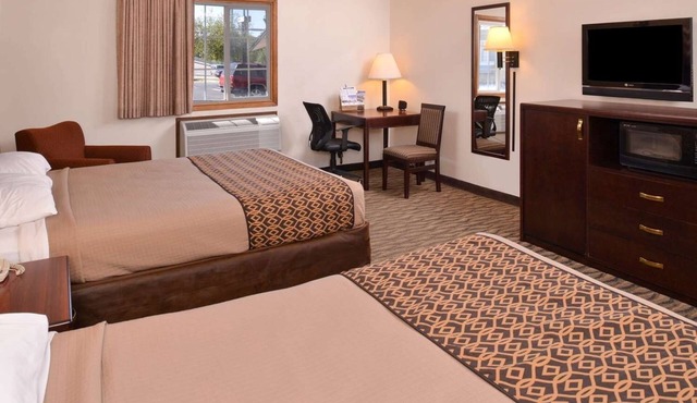 3 Comfortable Rooms Near Iowa Western College w/Complimentary Breakfast