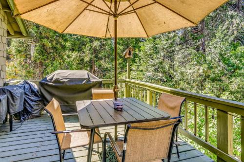 3 Mi to Shaver Lake: Cozy 'Bears Hideaway' Cabin!