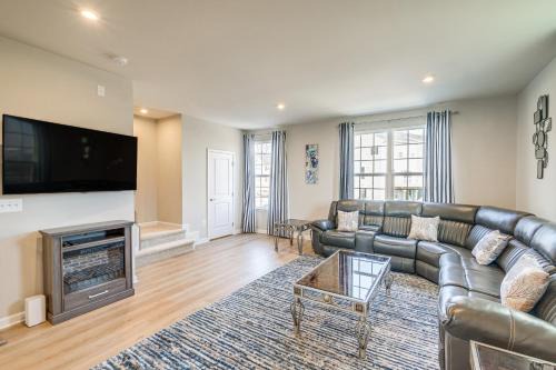 30 Mi to Downtown DC: Charming Dale City Townhome!