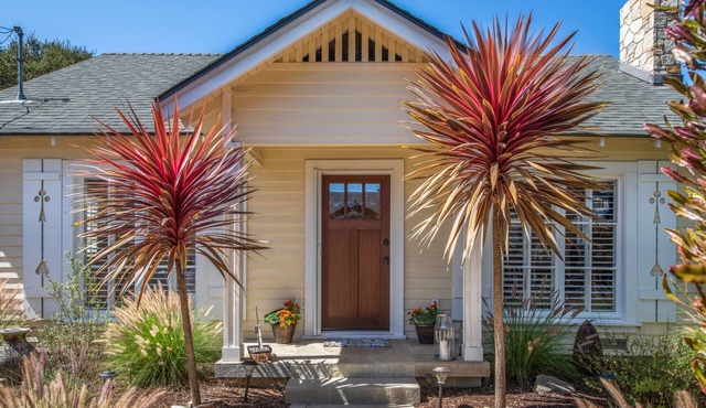 3747 Bungalow by-the-Sea - Adorable, Cozy Cottage