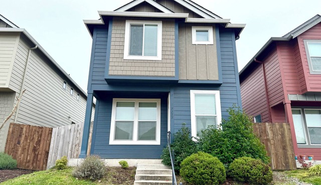3BR/2.5BA offers the perfect blend of peace and location