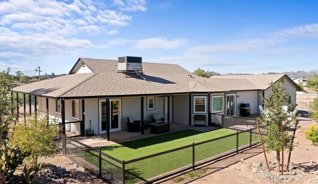 3BR desert retreat with mountain views