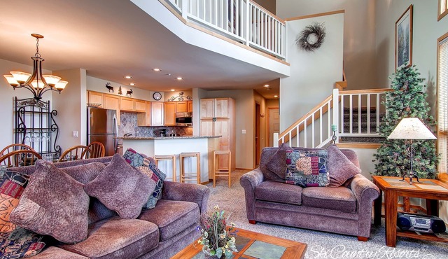 3BR+Loft Mountain Townhome Near the Slopes. PRIVATE HOT TUB, Views! CR500